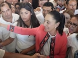 La Jefa de Gobierno de la Ciudad de México, Claudia Sheinbaum, es recibida entre abrazos y gritos de "es un honor estar con Claudia hoy" durante su visita en Tabasco