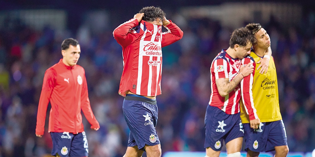 Jugadores de Chivas se lamentan tras la eliminación del Apertura 2025.