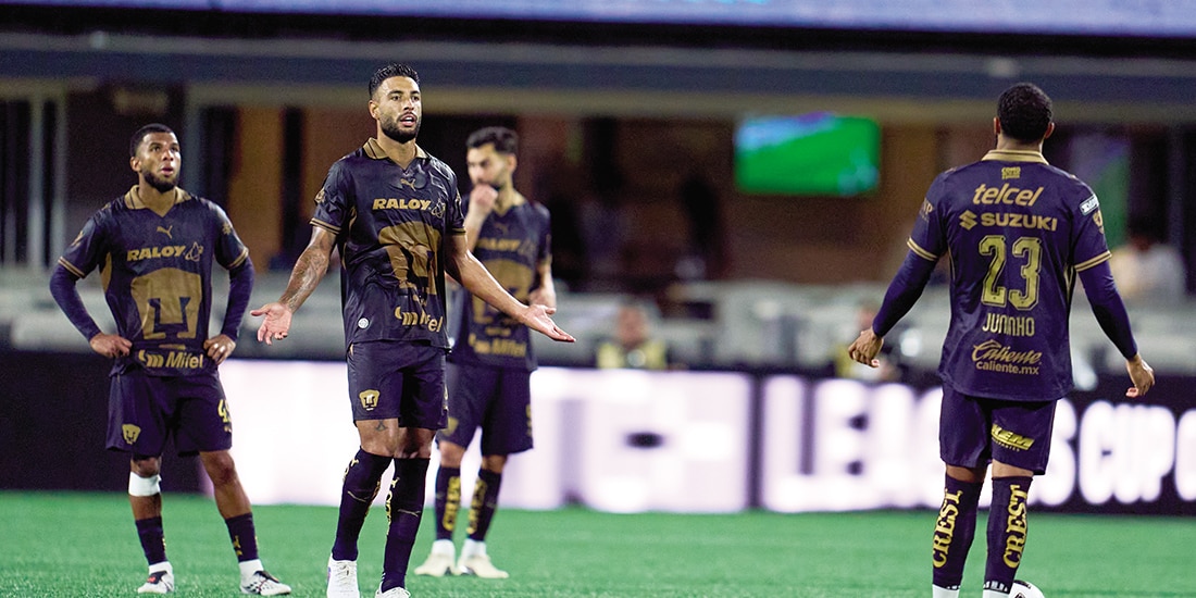 Pedro Vite y Nathan Silva se lamentan tras recibir un tanto, anoche, en Charlotte.