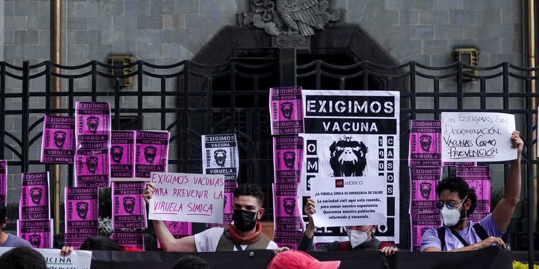 Integrantes de la comunidad lésbico-gay exigieron vacunas y evitar estigmatización, en la sede de la Ssa de la capital, el pasado martes.