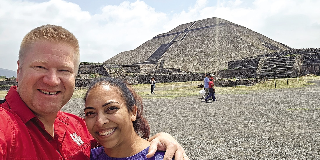 Los turistas Jyothi Lagisetty y Andrew Roseborrough, en su visita a las pirámides de Teotihuacán, Estado de México, el pasado 20 de abril, día del tiroteo.