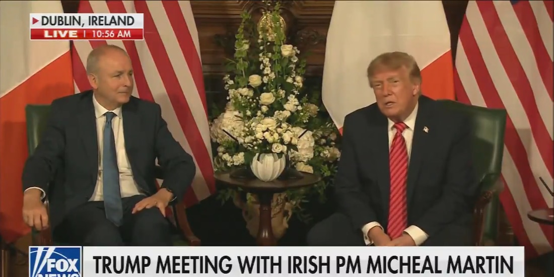Donald Trump, presidente de Estados Unidos (der.), entrevistado por la prensa durante su visita a Dublín, Irlanda.