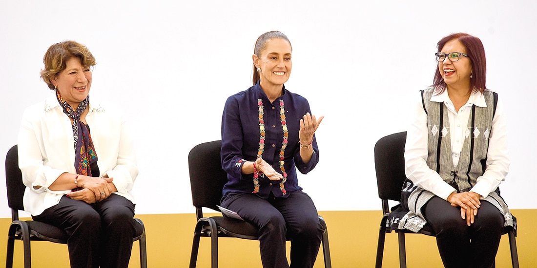 CLAUDIA SHEINBAUM (c.) junto a Delfina Gómez (izq.), en entrega de tarjetas, ayer