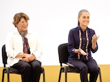 CLAUDIA SHEINBAUM (c.) junto a Delfina Gómez (izq.), en entrega de tarjetas, ayer