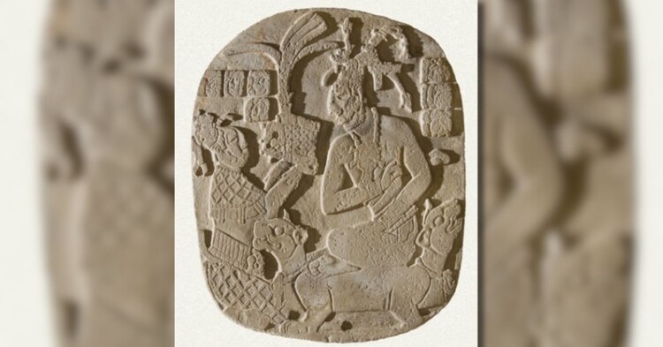 Una lápida oval que muestra a Pakal II recibiendo la diadema señorial de manos de su madre Sak K'uk'.