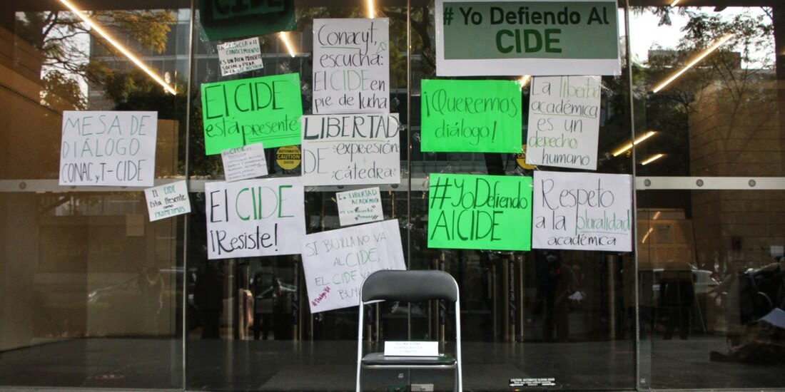 Estudiantes del CIDE colocaron una mesa de diálogo frente a la sede del Conacyt luego de que la titular María Elena Álvarez-Buylla, accediera a entablar conversación con los estudiantes