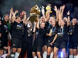 Jugadoras del PIO FC celebran con el trofeo que las acredita como campeonas de la Queens League.