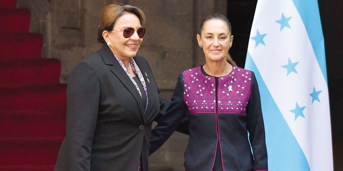 La Presidenta, ayer, con Xiomara Castro, en Palacio Nacional.