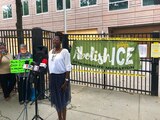 En esta imagen del martes 15 de septiembre de 2020, Dawn Wooten, enfermera en el Centro de Detención del condado Irwin, en Ocilla, Georgia, habla durante una conferencia de prensa en Atlanta para denunciar las condiciones de esa cárcel de inmigrantes.