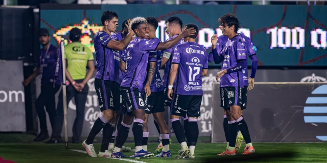 Jugadores del Mazatlán festejando una de las anotaciones.