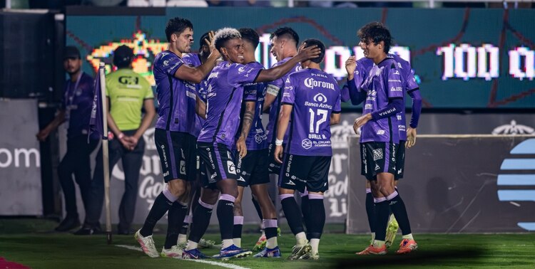 Jugadores del Mazatlán festejando una de las anotaciones.