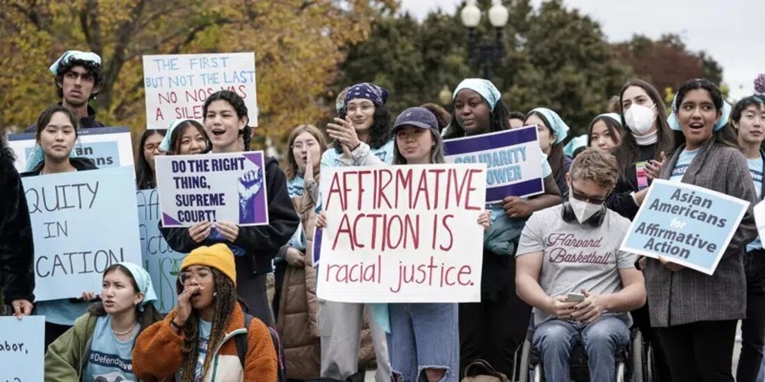 Varios activistas se manifiestan mientras la Corte Suprema escucha argumentos sobre dos casos que podrían decidir el futuro de la discriminación positiva en las admisiones universitarias, en Washington 31 de octubre de 2022.