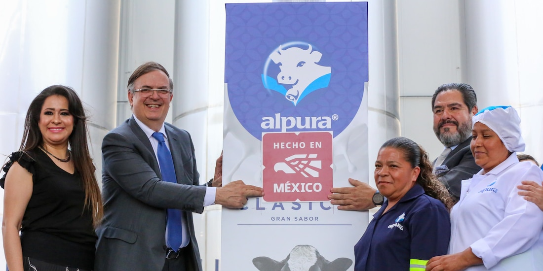 Marcelo Ebrard, ayer, en el acto de entrega de la certificación.