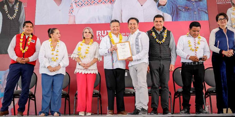 Julio Menchaca estuvo acompañado por autoridades de los tres órdenes de gobierno,