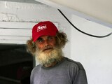 Tim Shaddock después de su rescate, con una gorra de la atunera mexicana Tuny.