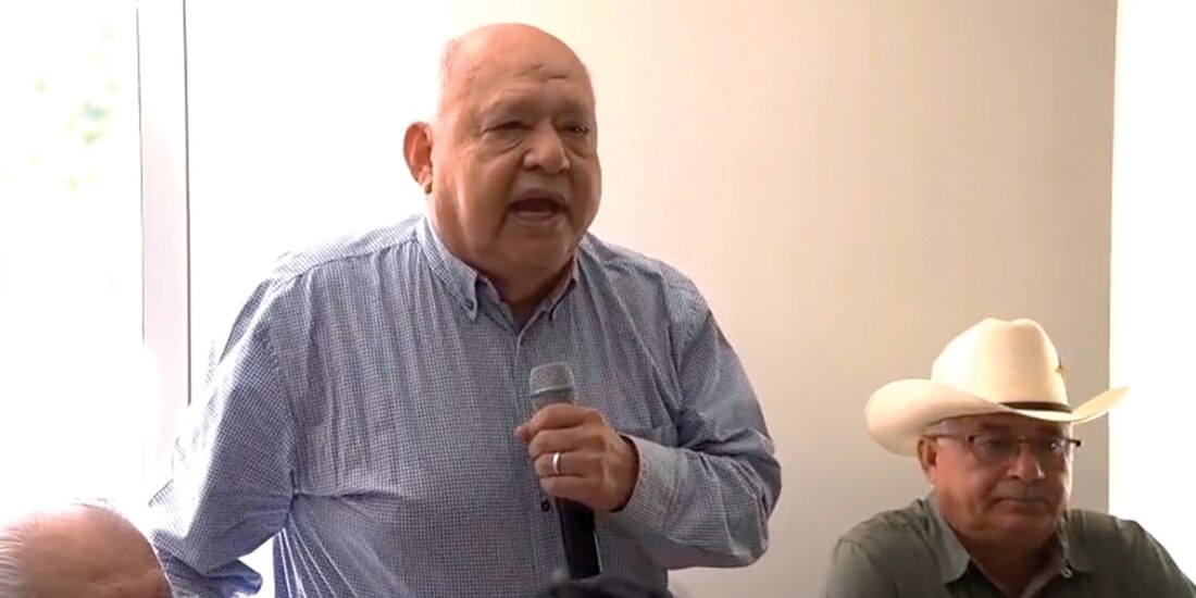 El líder de la UGOCP en una reunión con ONG de Cajeme Unido, ayer.