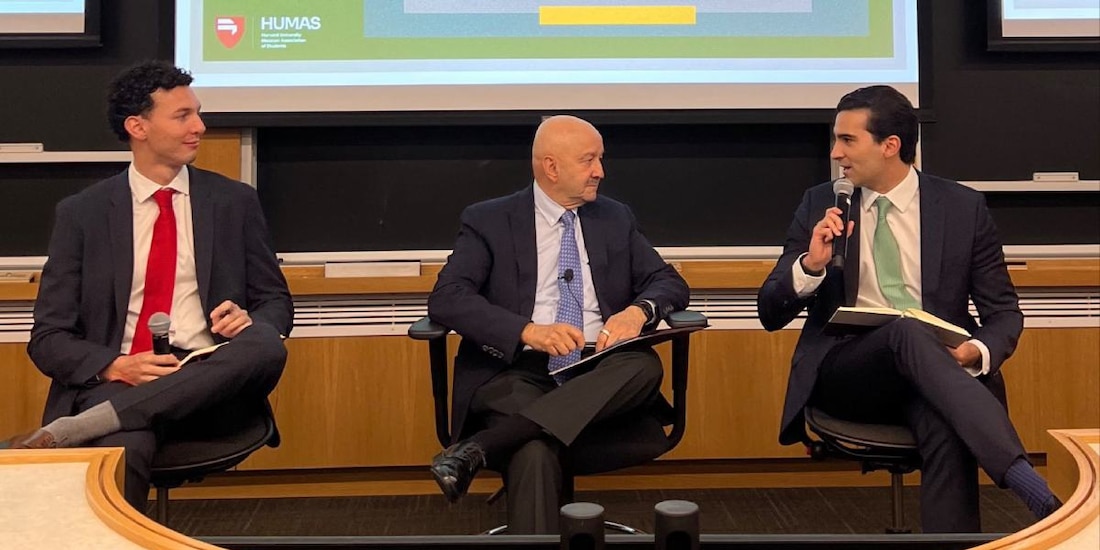 El expresidente Carlos Salinas de Gortari reapareció públicamente en la Universidad de Harvard para debatir la situación de México.