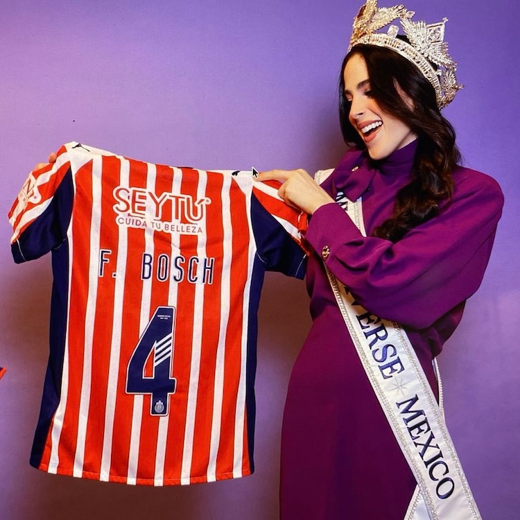 Fátima Bosch posando con la camiseta de las Chivas.