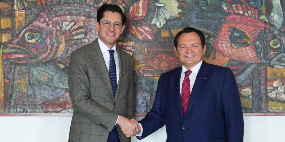 Joaquín Díaz Mena expone proyecto del Renacimiento Maya al canciller Roberto Velasco Álvarez.