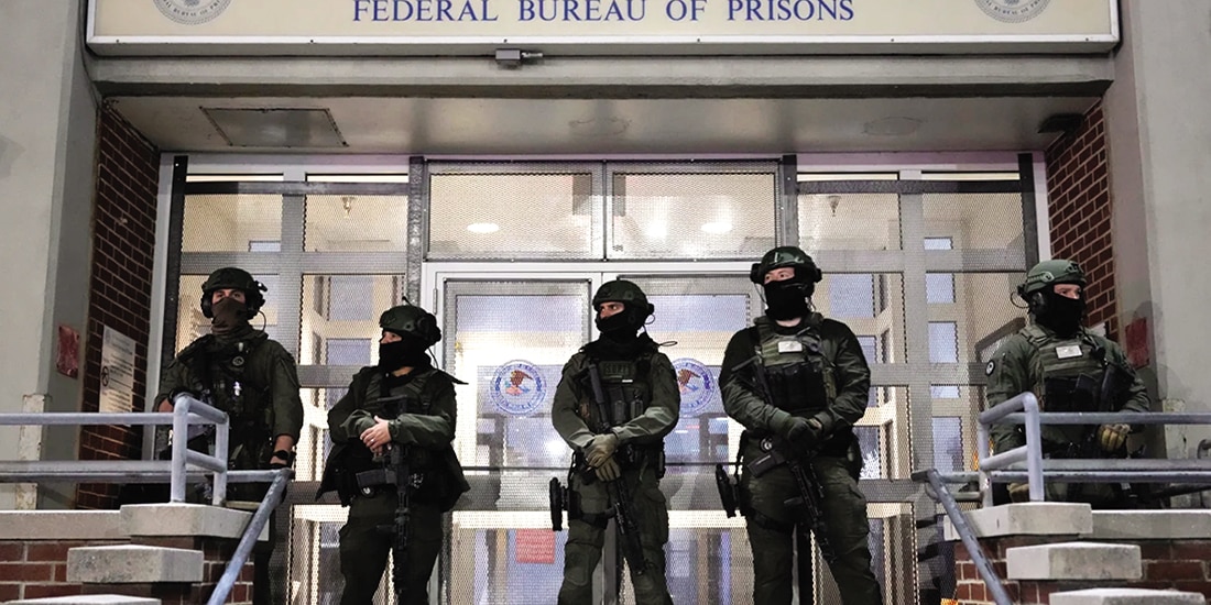 Agentes de seguridad vigilan el Centro de Detención Metropolitano, el 3 de enero.