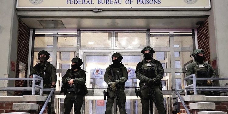 Agentes de seguridad vigilan el Centro de Detención Metropolitano, el 3 de enero.