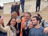 Marcelo Ebrard coloca ofrenda en el mausoleo de Mustafa Kemal Atatürk, en Turquía; mexicanos le piden fotos.