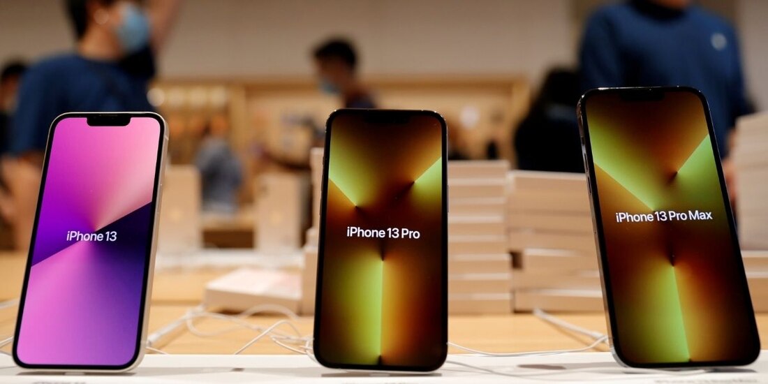 Los modelos del iPhone 13 se muestran en una Apple Store el día en que sale a la venta la nueva serie en Beijing, China, el 24 de septiembre de 2021.