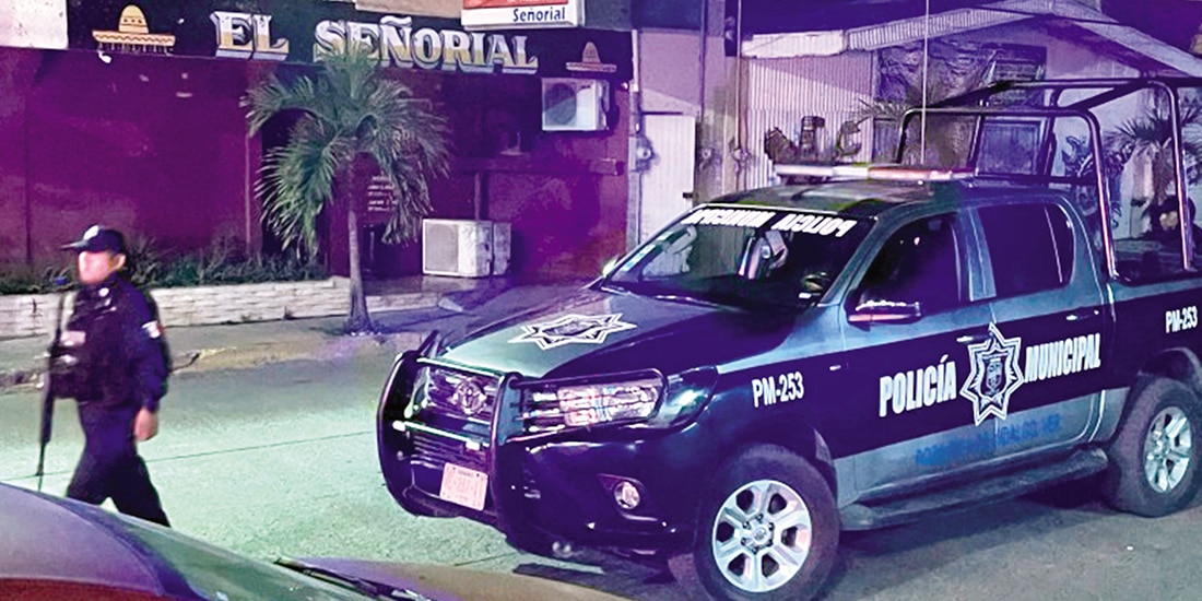 Elementos del orden custodian el exterior del bar El Señorial, incendiado el lunes por sicarios.