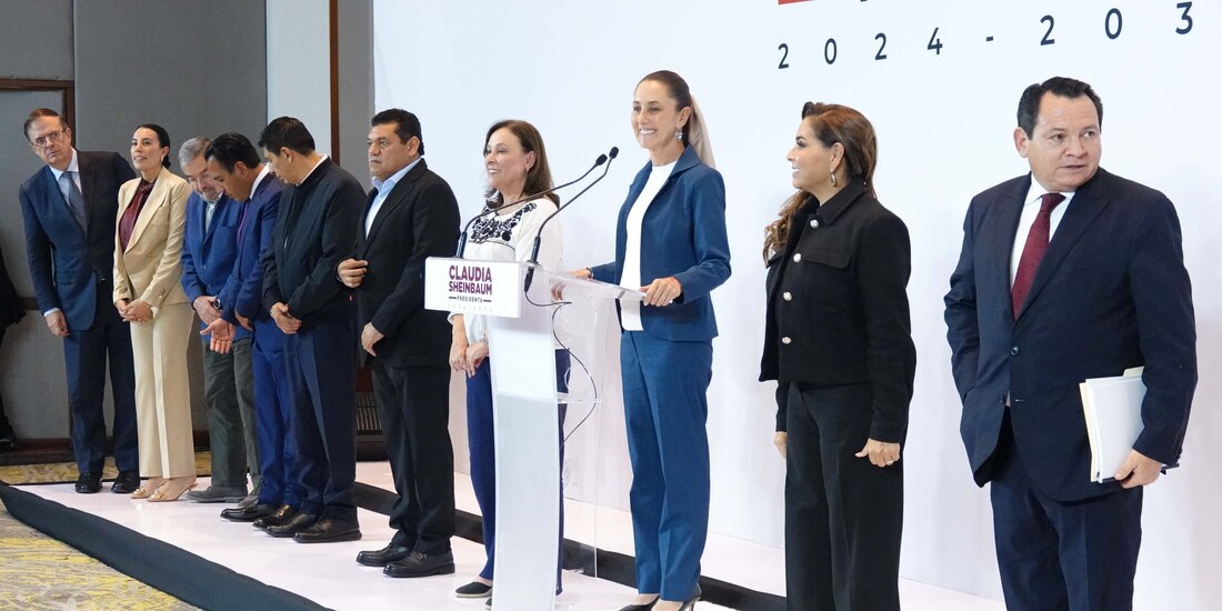 Claudia Sheinbaum (centro) durante el encuentro con gobernadores del sureste y algunos miembros de su gabinete, ayer.