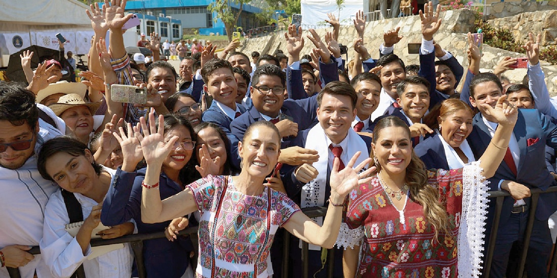 La presidenta y la Gobernadora, ayer, durante la entrega del programa, en Guerrero.