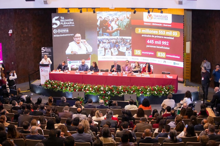 La secretaria de Gobernación, Rosa Icela Rodríguez Velázquez, participó en la reunión plenaria de Morena, el 30 de agosto de 2026.