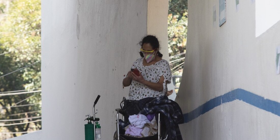 Una mujer espera a su familiar, dado de alta en el Hospital de los Venados, ayer.