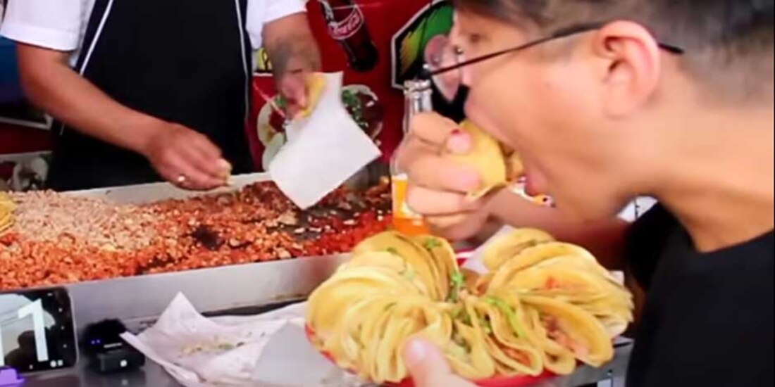 Joven come 70 tacos en poco más de 7 minutos para ganar un reto, pero no le dan su premio