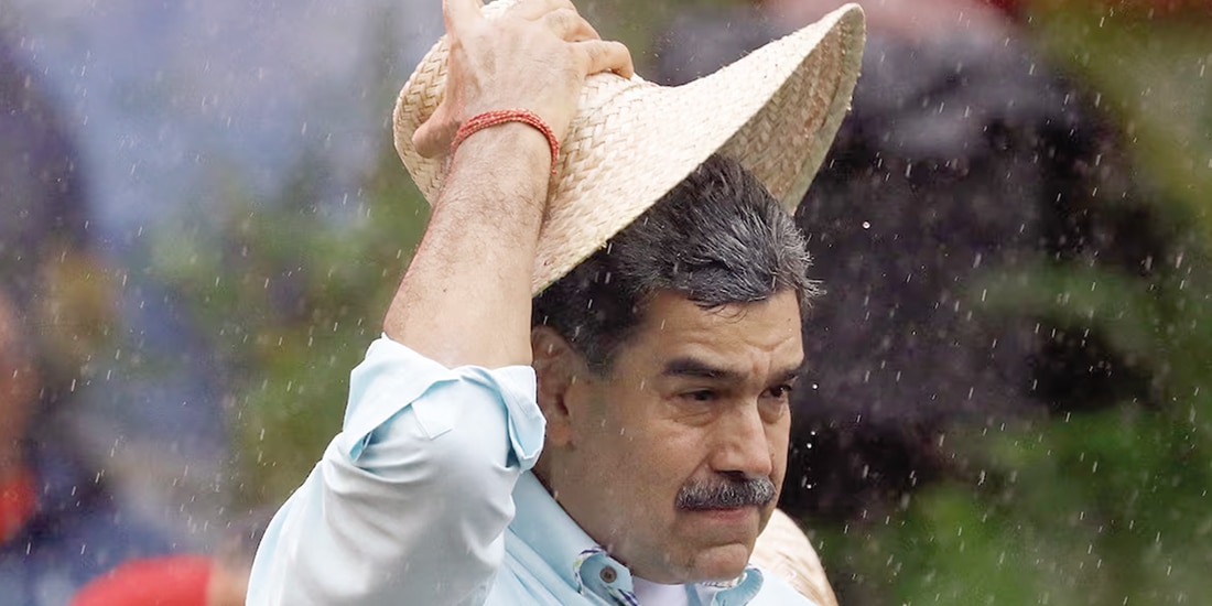 Nicolás Maduro sostiene un sombrero, el 10 de diciembre