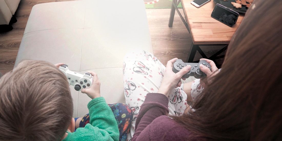 UN NIÑO con su mamá, disputan algún videojuego, en foto de archivo.