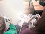 UN NIÑO con su mamá, disputan algún videojuego, en foto de archivo.