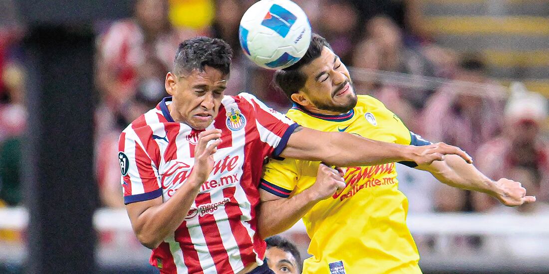 Luis Romo y Henry Martín luchan por un balón en el duelo del miércoles 5 de marzo.