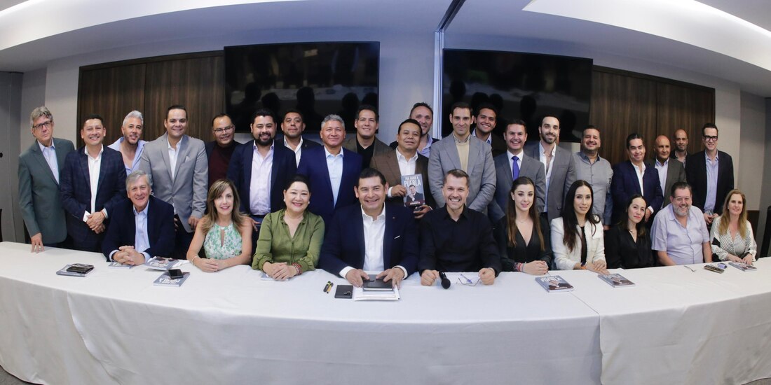 Alejandro Armenta dialoga con empresarios en Puebla sobre el papel fundamental de hombres y mujeres de negocios.