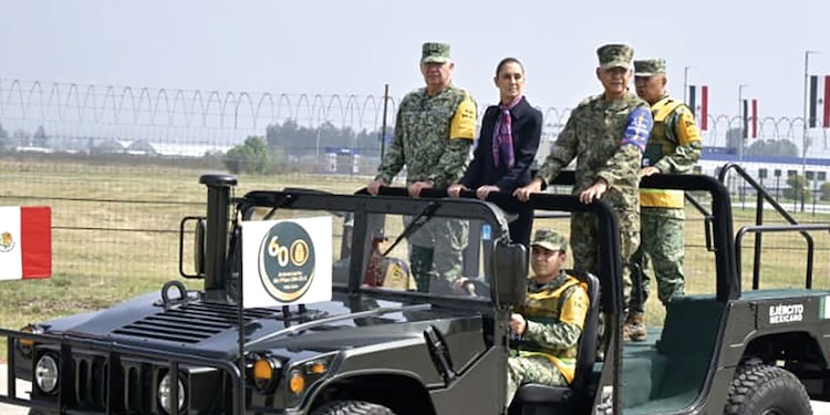 La Presidenta Claudia Sheinbaum recorre instalaciones militares, ayer.