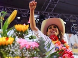 La candidata a la gubernatura de Guerrero por Morena Evelyn Salgado Pineda realizó su cierre de campaña ante miles de sus seguidores en el zócalo de Acapulco, en donde en todo momento estuvo acompañada por su padre el senador Félix Salgado Macedonio.