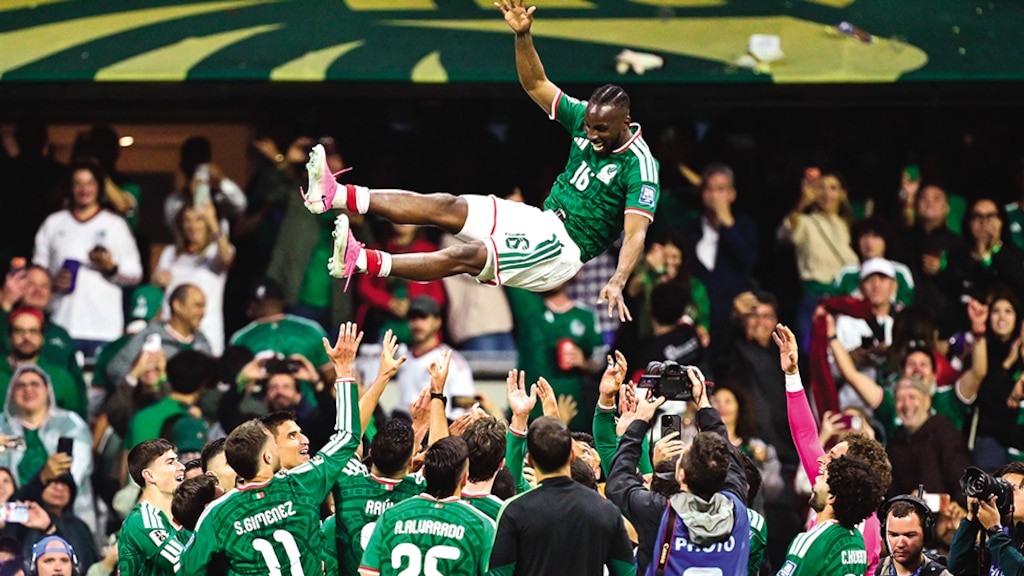 Los jugadores avientan a Quiñones, el 30 de junio, en el Estadio Azteca.