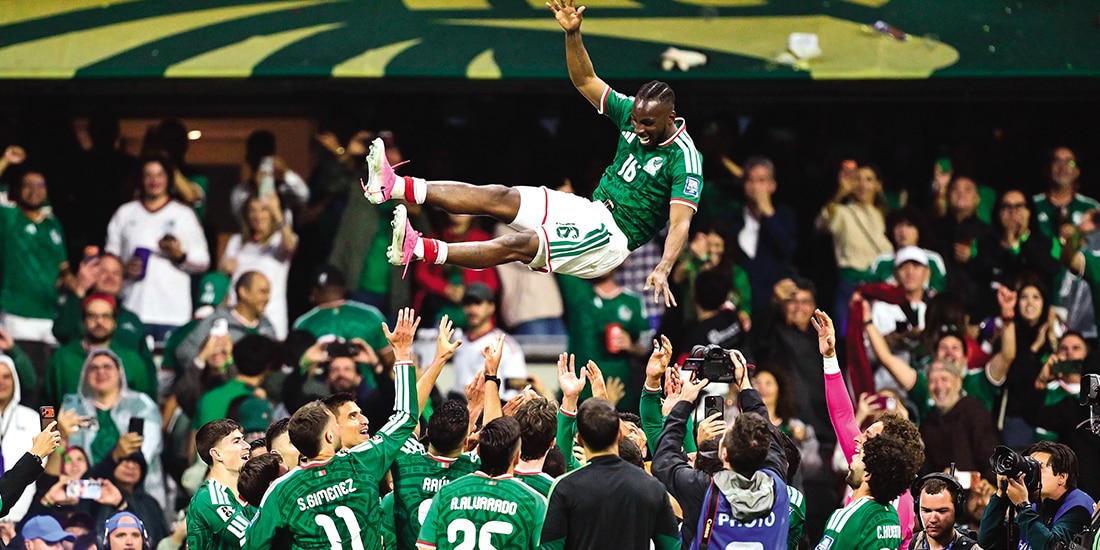 Los jugadores avientan a Quiñones, el 30 de junio, en el Estadio Azteca.