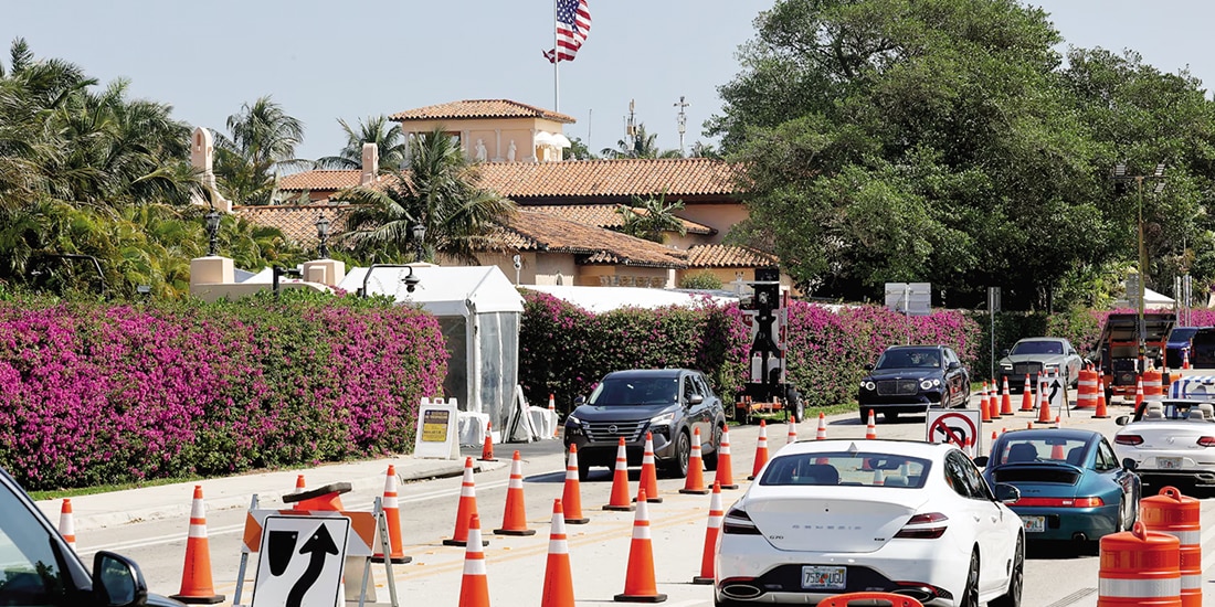 Los coches pasan por el resort Mar-a-Lago del presidente Donald Trump, ayer.