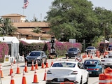 Los coches pasan por el resort Mar-a-Lago del presidente Donald Trump, ayer.