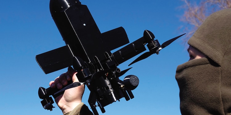 Un instructor muestra el funcionamiento de un dron interceptor, el 11 de marzo pasado.