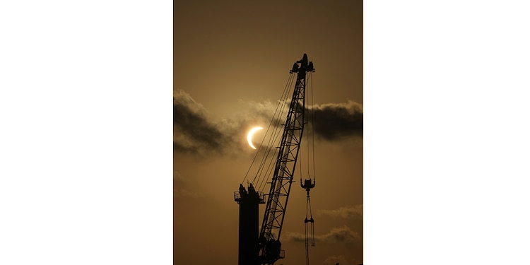 La luna oculta durante la fase parcial
del eclipse solar, en la playa.