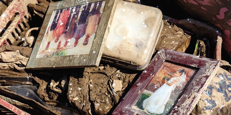 Fotografías y demás enseres quedaron destruidos por las lluvias.