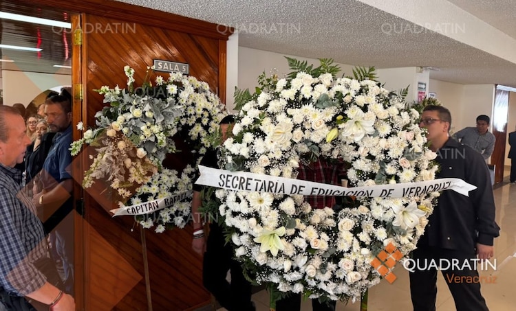 Entre los arreglos florales dedicados a Escobar, se encuentra uno con el remitente "Secretaría de Educación", de la cual fue titular.