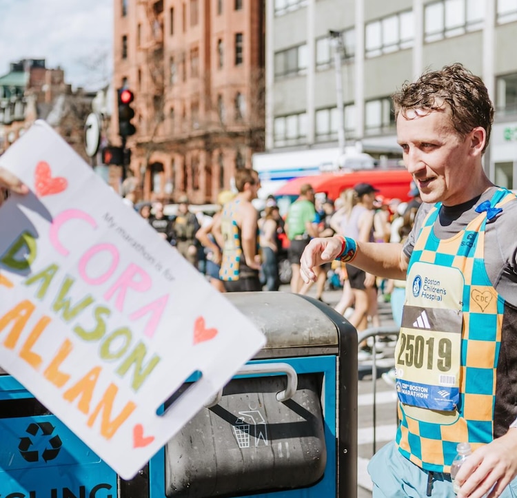 Patrick Clancy en el maratón de la iniciativa With Love from Duxbury, donde lograron recaudar aproximadamente 80 mil dólares para el Hospital Infantil de Boston