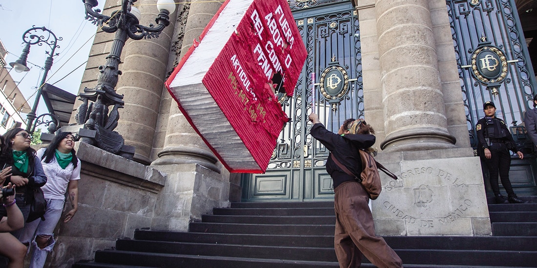 FEMINISTAS rompen una piñata del Código Penal local, en abril